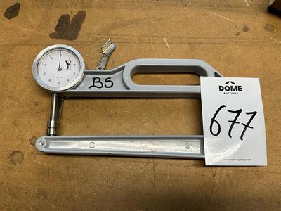 Översiktsbild av C-frame thickness gauge