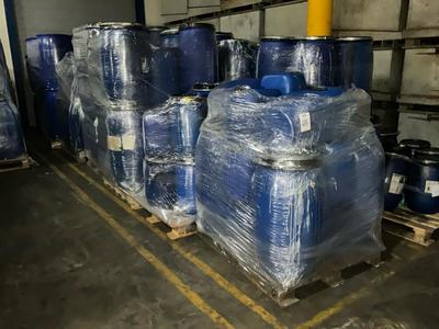 Immagine panoramica di Batch of pastic drums/containers