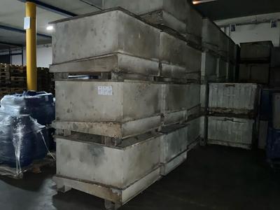 Immagine panoramica di Metal bulk containers (17x)